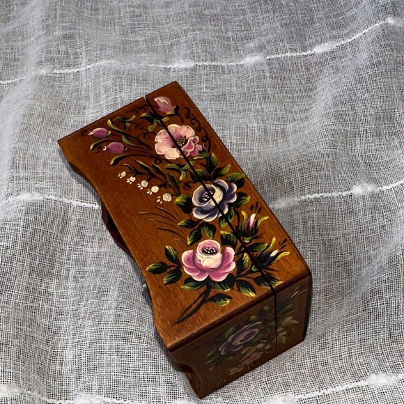 Vintage CUENDET Swiss Music Box 1985 Hand Carved Wood & Hand Painted Floral EUC - Picture 5 of 17